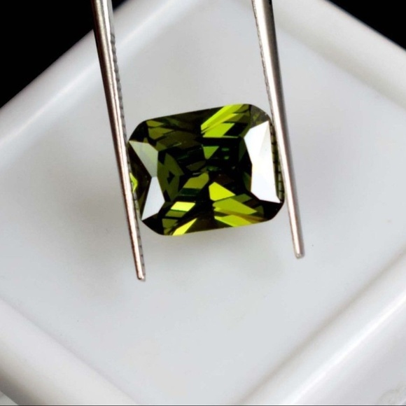 5.35 Ct Natural Cert Emerald Cut Green Zircon